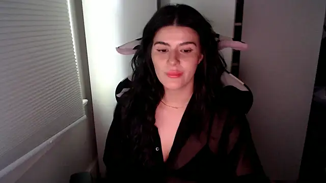 cassiealvarez online show from May 1, 2026, 9:30 pm
