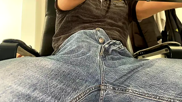 Snapshot of cumnerd00 chatting on April 12, 2026, 11:37 am cumnerd00 online show from April 12, 2026, 11:37 am