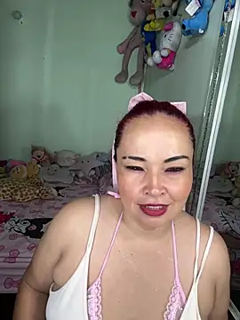 Snapshot of Alma_milf_co chatting on April 15, 2026, 2:07 am Alma milf co online show from April 15, 2026, 2:07 am