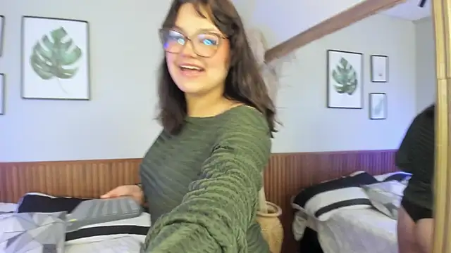 AMBERBENELLI online show from April 18, 2026, 3:32 am