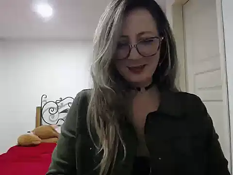 VALELUXX online show from May 1, 2026, 4:28 am