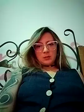 VALELUXX online show from May 3, 2026, 3:45 am