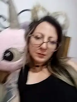 VALELUXX online show from May 7, 2026, 1:44 am
