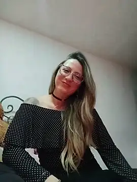 VALELUXX online show from May 9, 2026, 3:12 am