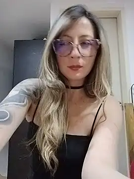 VALELUXX online show from May 16, 2026, 2:19 am
