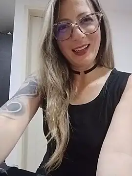VALELUXX online show from May 22, 2026, 3:24 am