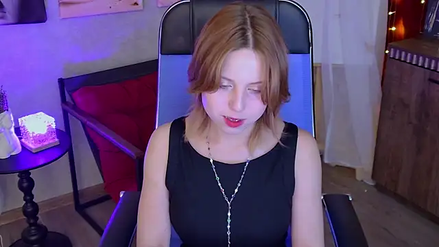 Snapshot of VivienneHebert chatting on July 22, 2026, 1:03 pm VivienneHebert online show from July 22, 2026, 1:03 pm