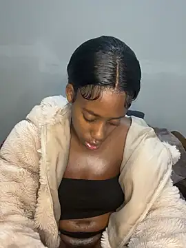 Snapshot of petite_bee chatting on July 6, 2026, 2:19 am petite bee online show from July 6, 2026, 2:19 am