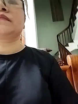 Snapshot of ALonmill chatting on April 13, 2026, 12:21 pm ALonmill online show from April 13, 2026, 12:21 pm