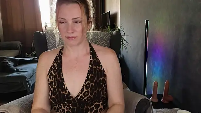 Snapshot of Sharon_Red chatting on July 15, 2026, 9:14 am Sharon Red online show from July 15, 2026, 9:14 am
