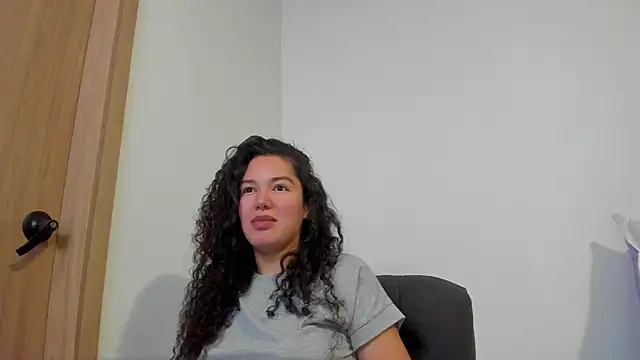 Snapshot of MiaRouseex chatting on May 15, 2026, 10:06 pm MiaRouseex online show from May 15, 2026, 10:06 pm