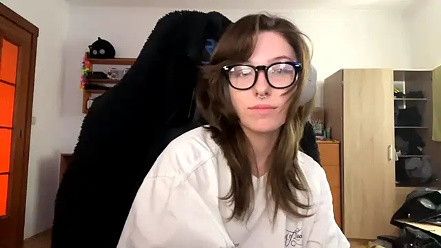 PillowPeachX online show from April 17, 2026, 2:20 pm