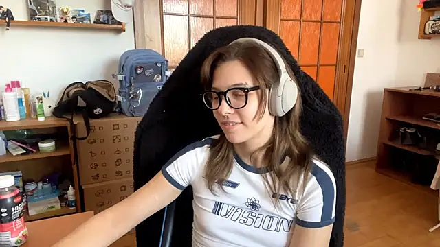 PillowPeachX online show from April 29, 2026, 2:32 pm