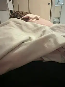 pazzuttraa online show from April 14, 2026, 3:12 am