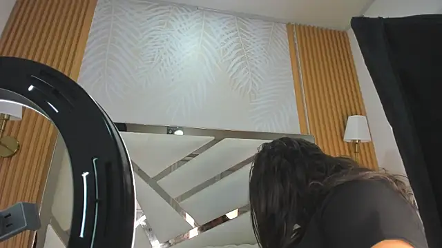 Eimy Curvy online show from May 5, 2026, 3:58 am