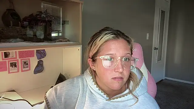 MUSCLEMOMMY1365 online show from May 8, 2026, 3:50 pm