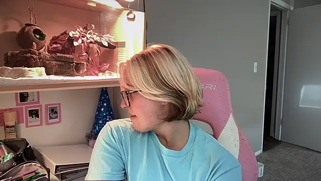 MUSCLEMOMMY1365 online show from June 14, 2026, 8:22 pm