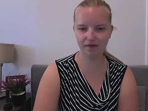 Snapshot of RoseTeacherX chatting on July 2, 2026, 7:36 am RoseTeacherX online show from July 2, 2026, 7:36 am