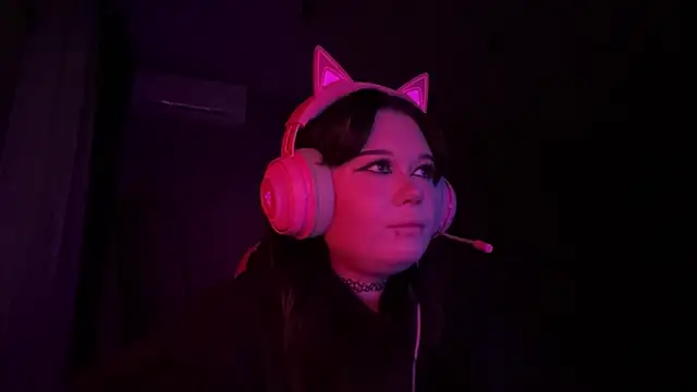 Snapshot of Alinalovelove chatting on April 15, 2026, 5:09 pm Alinalovelove online show from April 15, 2026, 5:09 pm