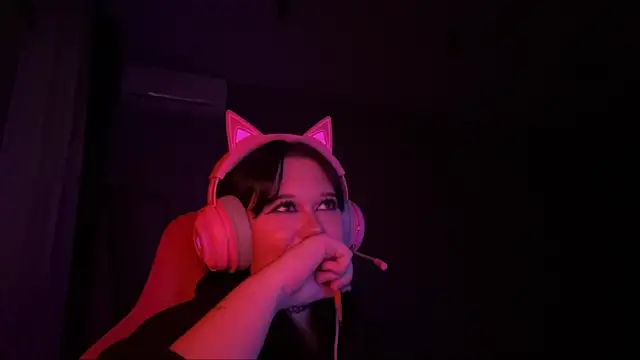 Snapshot of Alinalovelove chatting on April 15, 2026, 7:58 pm Alinalovelove online show from April 15, 2026, 7:58 pm