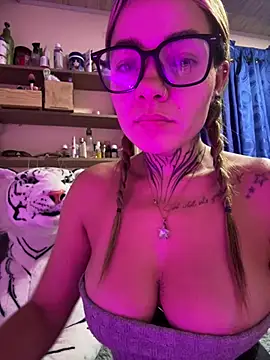 Snapshot of Violeta_queen1 chatting on June 25, 2026, 3:28 am Violeta queen1 online show from June 25, 2026, 3:28 am