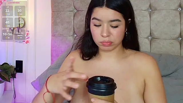 SophieBuitrago online show from June 3, 2026, 2:33 pm