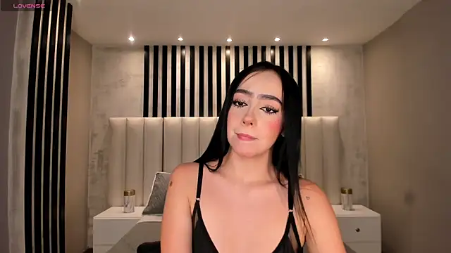 Snapshot of PaulineSanz chatting on June 19, 2026, 7:17 pm PaulineSanz online show from June 19, 2026, 7:17 pm