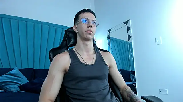 Snapshot of OliverThompsonJS chatting on June 12, 2026, 4:44 am OliverThompsonJS online show from June 12, 2026, 4:44 am