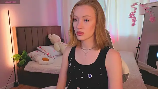 Snapshot of EvaHamilton chatting on July 13, 2026, 12:24 am EvaHamilton online show from July 13, 2026, 12:24 am