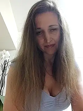 Snapshot of irresistibelle chatting on April 27, 2026, 9:35 pm irresistibelle online show from April 27, 2026, 9:35 pm