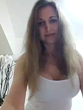 Snapshot of irresistibelle chatting on April 28, 2026, 9:09 pm irresistibelle online show from April 28, 2026, 9:09 pm