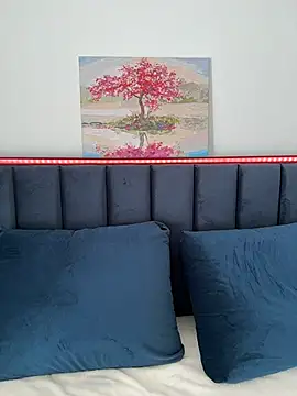 Mira Luna online show from April 24, 2026, 5:32 am