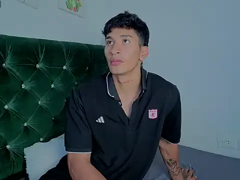 Snapshot of Zayn_Moretti chatting on June 24, 2026, 7:35 pm Zayn Moretti online show from June 24, 2026, 7:35 pm