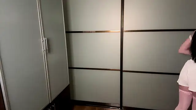 peachlunne online show from April 19, 2026, 6:10 pm