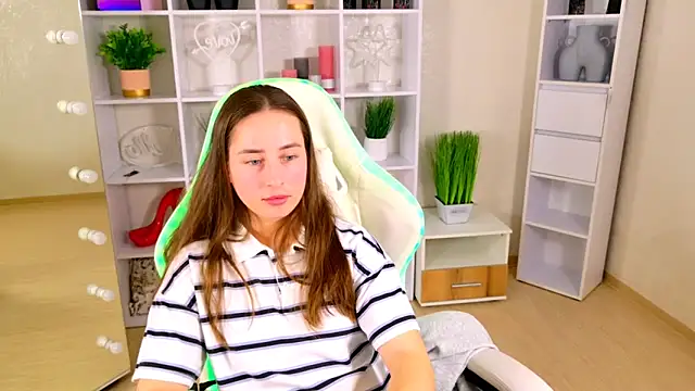 NadinnL online show from April 26, 2026, 7:39 am