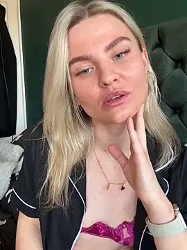 kinkykitty21 online show from April 22, 2026, 10:06 am