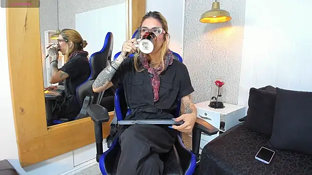 JessieGarvet19 online show from April 22, 2026, 4:37 am