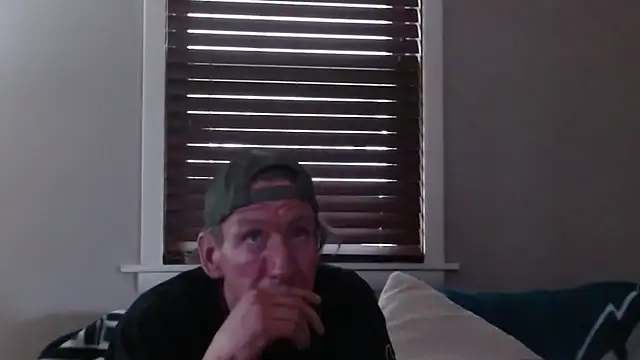 Snapshot of studlyhardwoodd chatting on April 25, 2026, 3:42 pm studlyhardwoodd online show from April 25, 2026, 3:42 pm