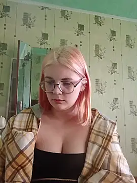 LoisFox online show from May 12, 2026, 3:36 am