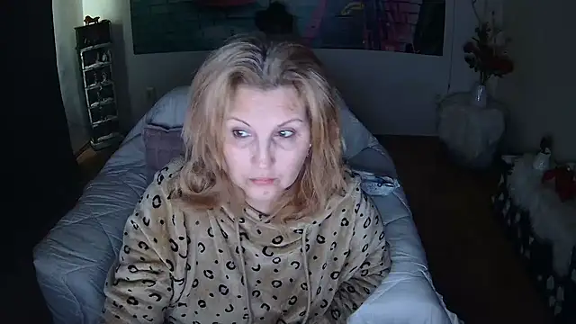 Snapshot of Divineblond chatting on January 18, 2025, 12:04 pm Divineblond online show from January 18, 2025, 12:04 pm