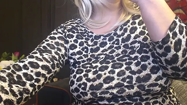 Snapshot of Divineblond chatting on February 3, 2025, 8:35 am Divineblond online show from February 3, 2025, 8:35 am