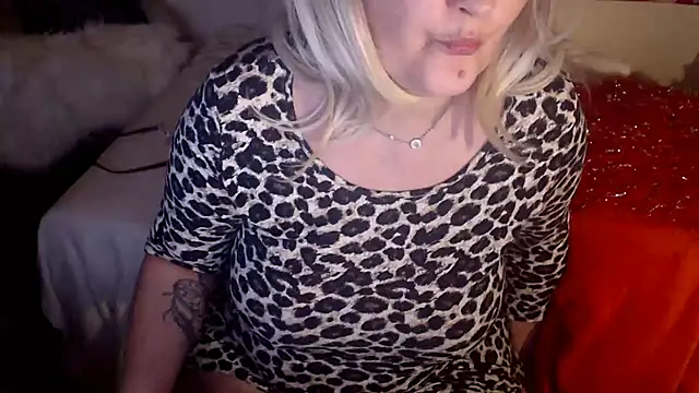 Snapshot of Divineblond chatting on March 14, 2025, 1:37 am Divineblond online show from March 14, 2025, 1:37 am