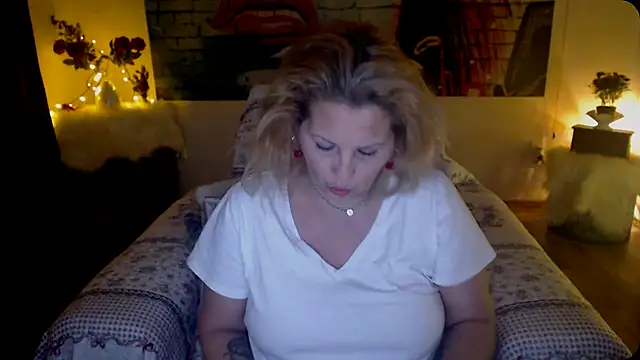 Snapshot of Divineblond chatting on March 17, 2025, 11:21 pm Divineblond online show from March 17, 2025, 11:21 pm