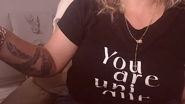 Snapshot of Divineblond chatting on September 17, 2025, 2:41 pm Divineblond online show from September 17, 2025, 2:41 pm