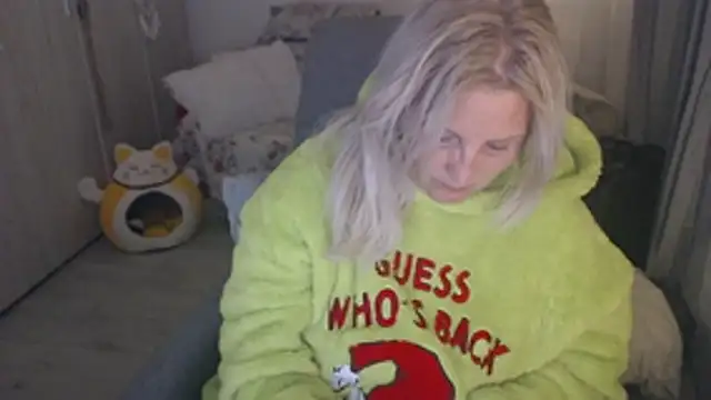Divineblond online show from April 29, 2026, 6:25 pm