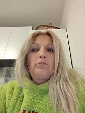 Divineblond online show from May 5, 2026, 7:22 pm