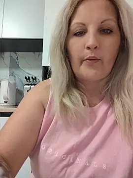 Divineblond online show from May 6, 2026, 8:47 pm