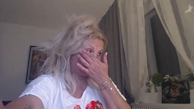 Divineblond online show from May 8, 2026, 11:43 pm