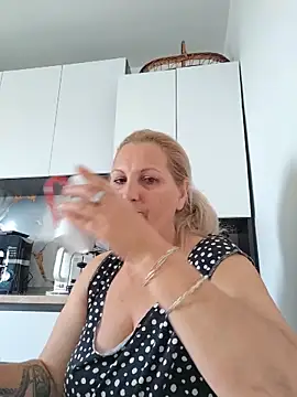 Snapshot of Divineblond chatting on May 11, 2026, 3:18 pm Divineblond online show from May 11, 2026, 3:18 pm