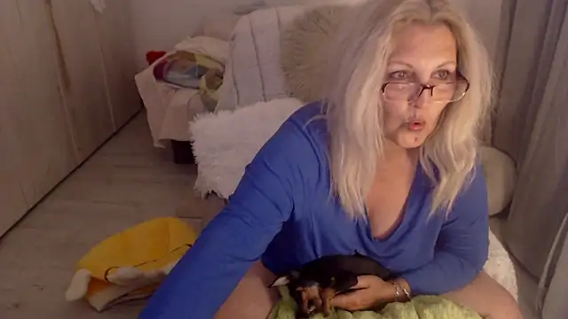 Snapshot of Divineblond chatting on May 16, 2026, 2:19 am Divineblond online show from May 16, 2026, 2:19 am